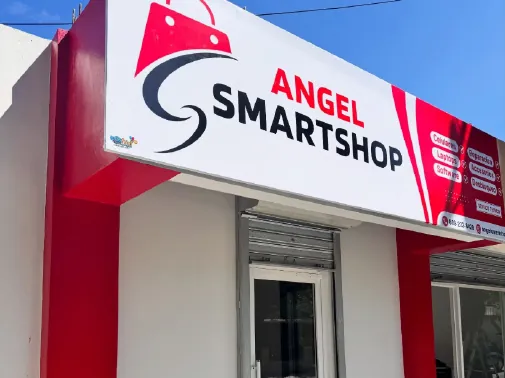 Letrero de fachada instalado en una tienda