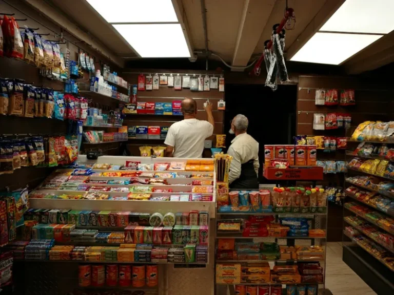 Estanterías y mobiliario de exhibición en una tienda de barrio