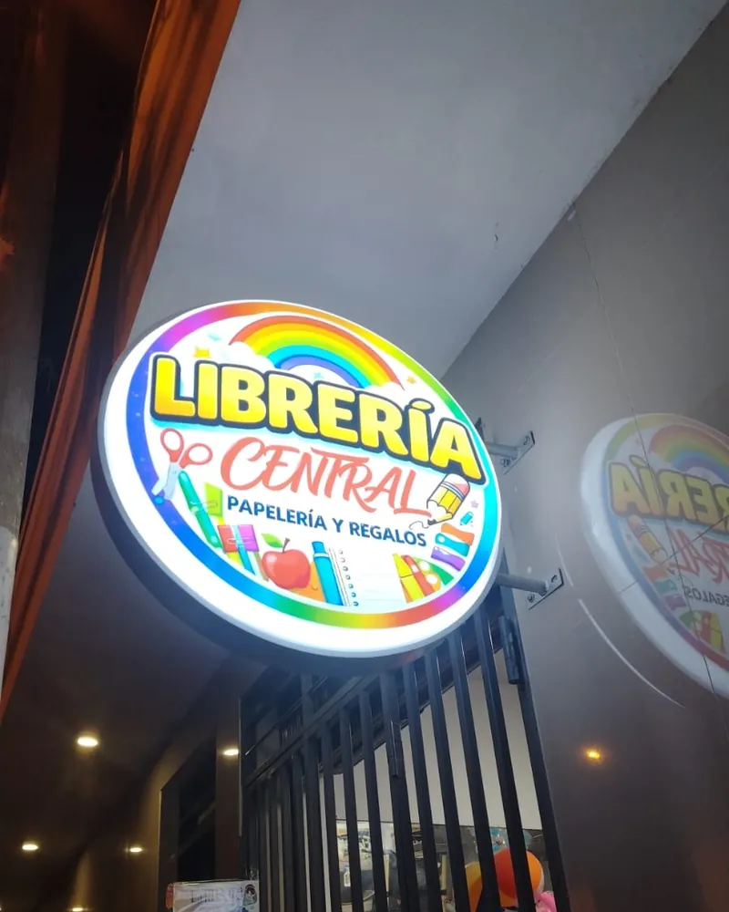 Jalavista luminoso redondo instalado en la fachada de una librería en Lima