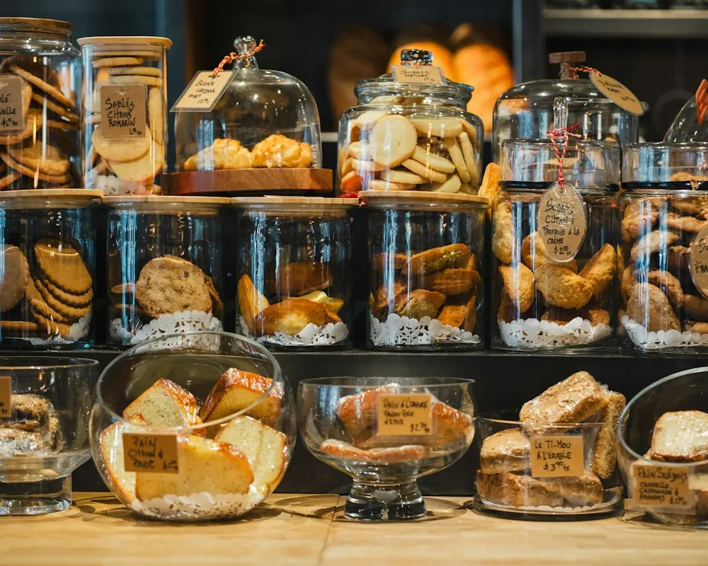 Vitrina de una panadería con variedad de panes