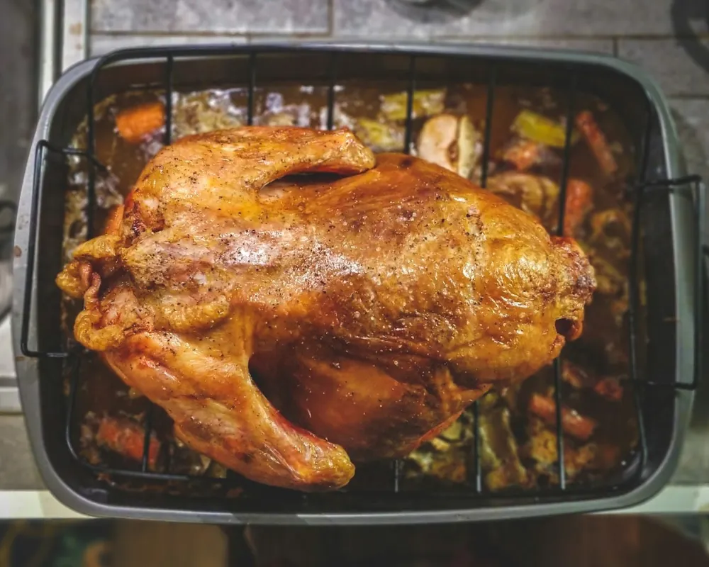 Pollos a la brasa dorándose en la parrilla de una pollería