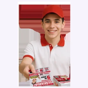 Joven repartiendo volantes publicitarios en la calle