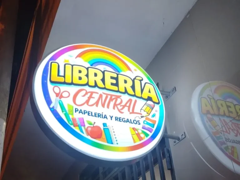 Jalavista luminoso redondo en la fachada de una librería